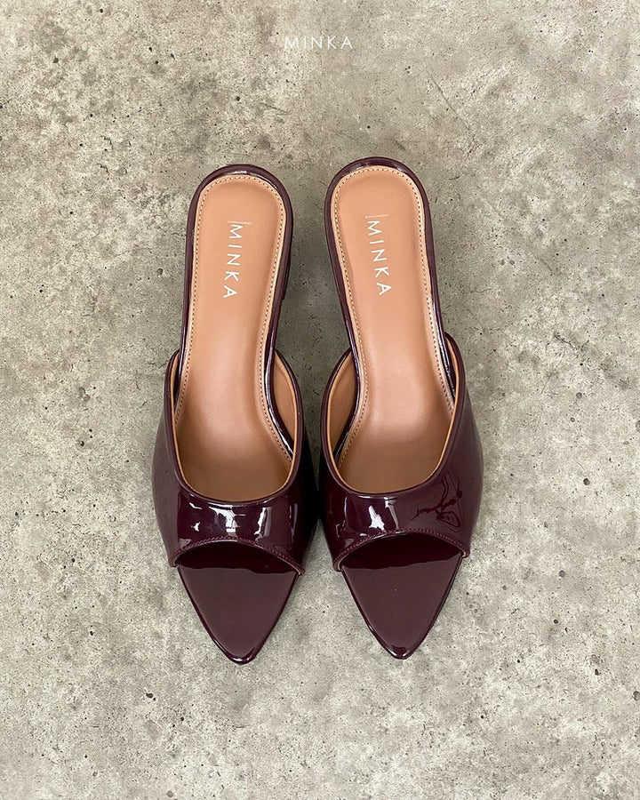 Aria Pointed Mules in maroon – glossy patent pointed-toe mules