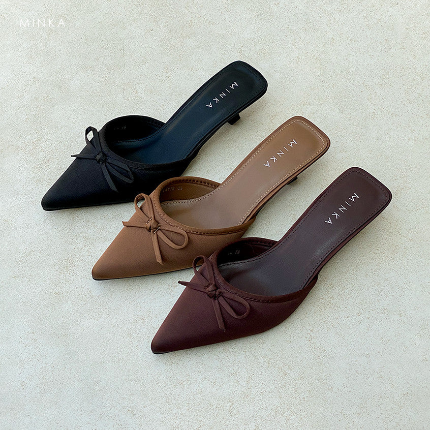Valentine Kitten Pumps in black – pointed-toe kitten heels with bow