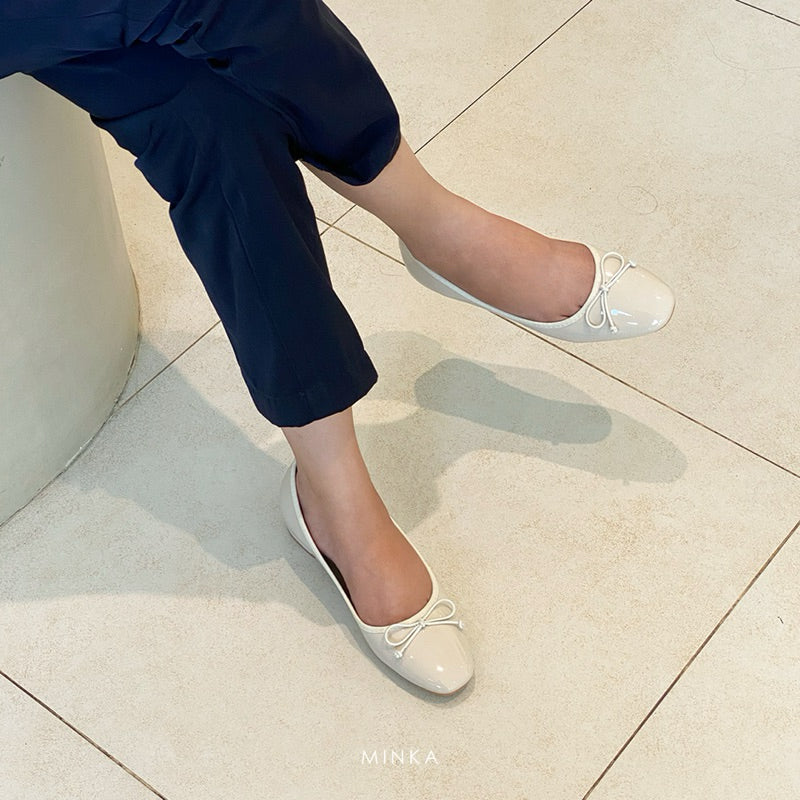 Daisy Bow Pumps in ivory – bow-detail heels