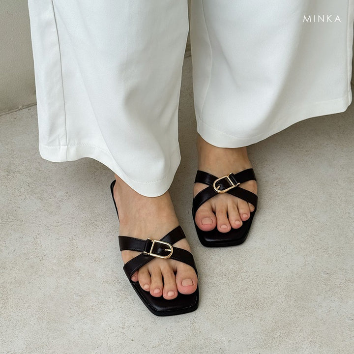 ALMA Square Toe in midnight black – crossover strap flat sandals